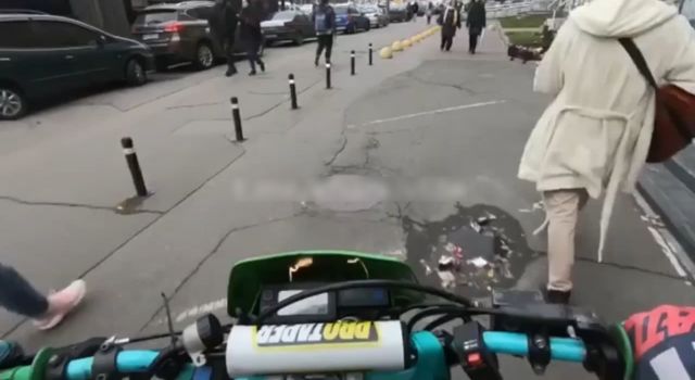 В Киеве наглый байкер решил объехать пробку по тротуару, но был остановлен пакетом