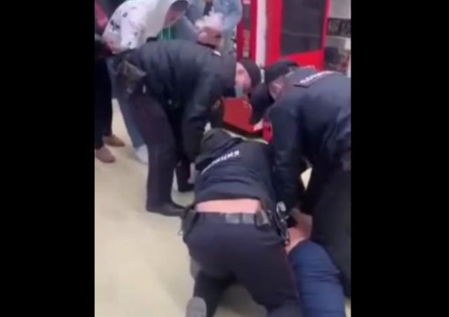 В Ставрополье полицейские очень жестко задержали мужчину без маски