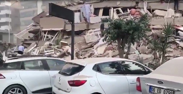 В турецком городе Измир произошло землетрясение магнитудой 6,6 (10 видео)