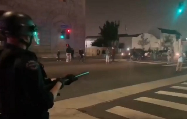В Вашингтоне и Лос-Анджелесе начались столкновения митингующих с полицией (2 видео)