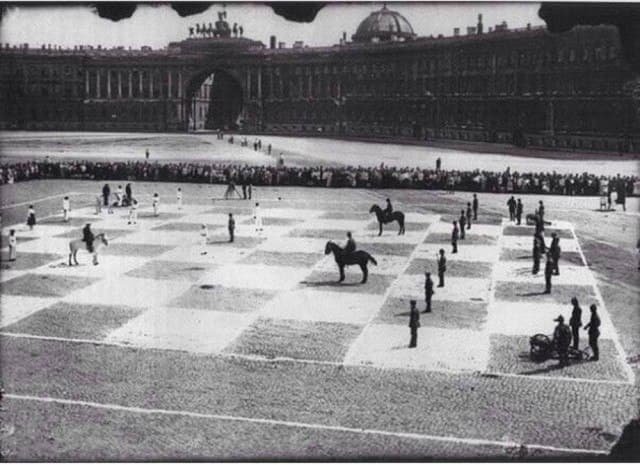 В этом необычном шахматном сражении сошлись два советских мастера: Пётр Романовский и Илья Рабинович. А состоялся он в 1924 году в Ленинграде.
