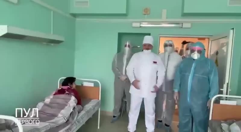 Александр Лукашенко пришел в "красную зону" больницы в Могилеве