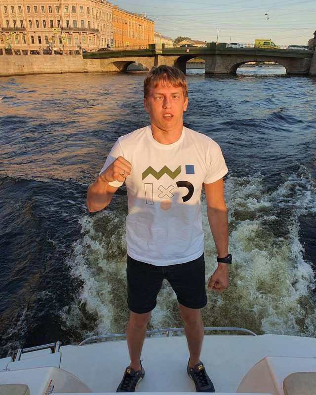 Алексей Щербаков в белой футболке и штанах