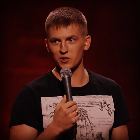 Алексей Щербаков в черной футболке