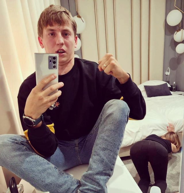Алексей Щербаков в черном свитере и джинсах