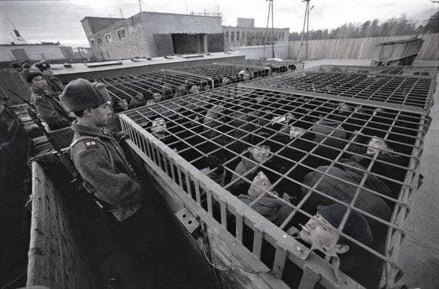 Заключенных везут на работу. Колония строгого режима на станции Зима, Иркутская область, СССР, 1989 год