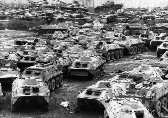 Российские танки отданы на переработку в соответствии с международными договорами о разоружении, 1995 год.