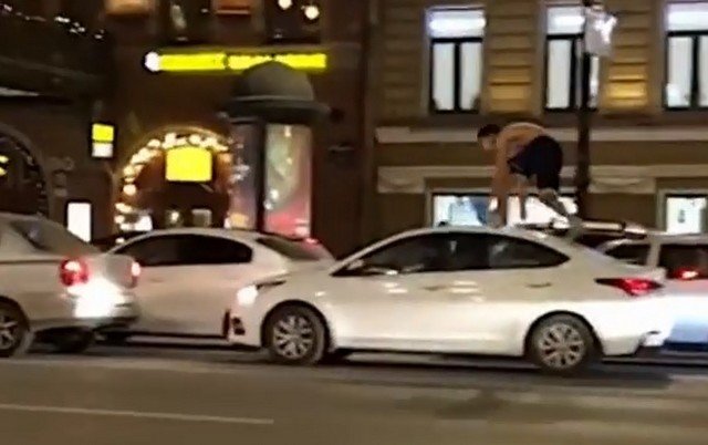 Бодрая пробежка блогера по крышам автомобилей в Санкт-Петербурге