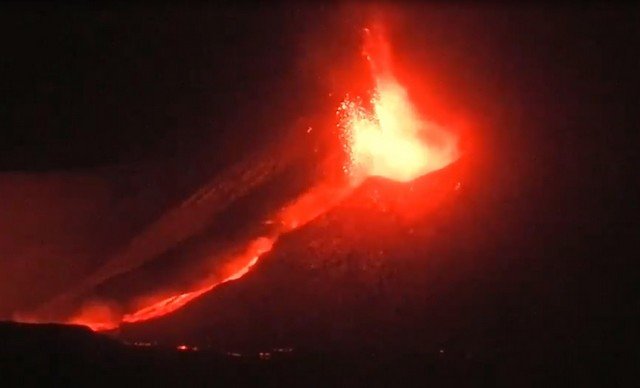 На Сицилии произошло извержение вулкана Этна (3 видео)