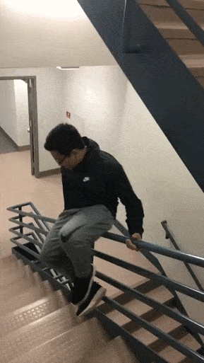Мужчина упал с лестницы