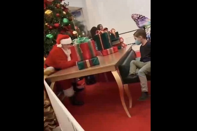 Санта-Клаус с либеральными взглядами довел мальчика до слез (2 видео)