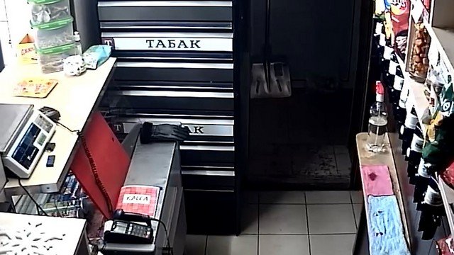 В Кемерове 22-летний парень надел на голову кофту, а на руки носки - и ограбил магазин
