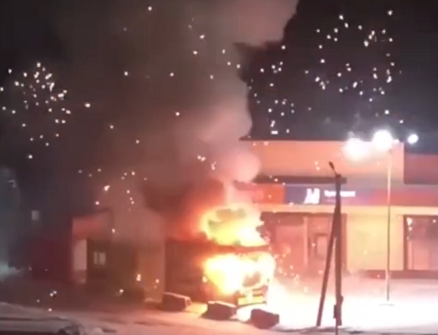 В Новосибирске хулиганы подожгли магазин с пиротехникой