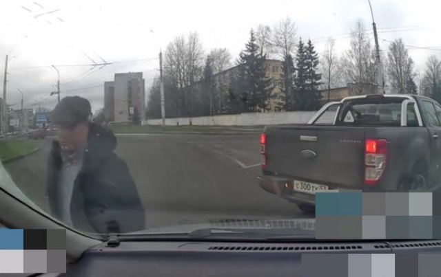 "Я иду по кольцу!": Водитель, не знающий правил ПДД водитель доказывает свою правоту