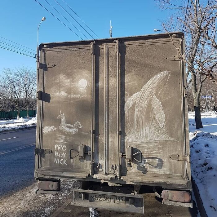 20 шедевров от художника, который рисует на грязных грузовиках