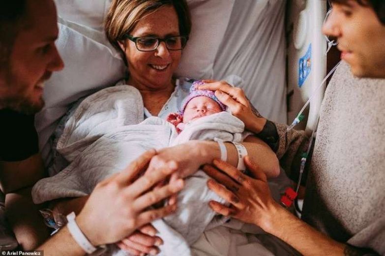 61-летняя жительница американского штата Небраска родила внучку для сына и его мужа