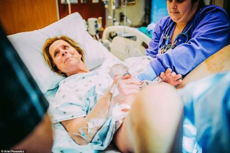61-летняя жительница американского штата Небраска родила внучку для сына и его мужа