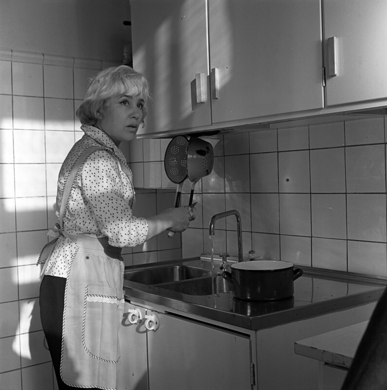 Редкие фото наших любимых артисток, готовящих на своих кухнях в домашней обстановке
