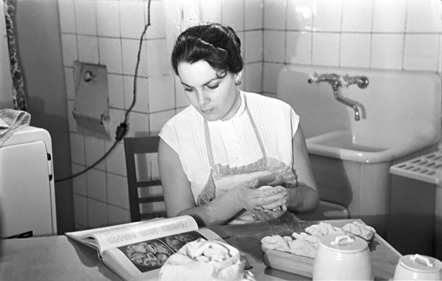 Редкие фото наших любимых артисток, готовящих на своих кухнях в домашней обстановке
