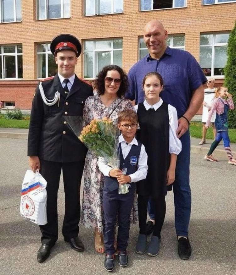 Как сейчас выглядят трое детей 46-летнего Николая Валуева и его жена Галина