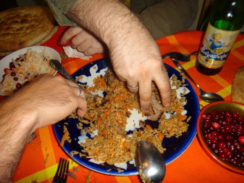 Почему узбеки до сих пор едят плов руками и спят на полу