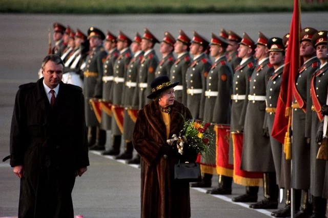 Королева Елизавета II и российский вице-премьер Олег Сосковец