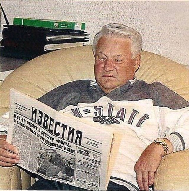Сам Борис Ельцин назвал эту фотографию «Когда чтение — не отдых». 1994 год.