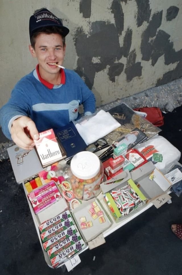 Молодой бизнесмен. Парень продаёт сигареты и жевательную резинку на одной из московских улиц, 1991 год.