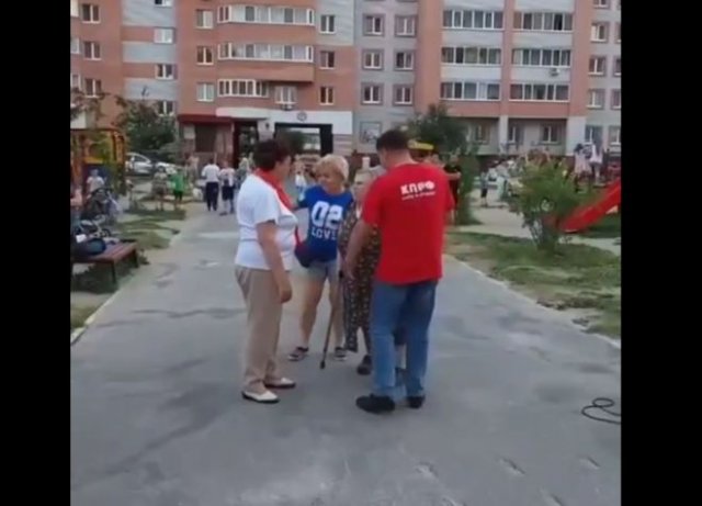 Бабуля прогоняет членов коммунистической партии, устроивших на улице акцию по привлечению внимания