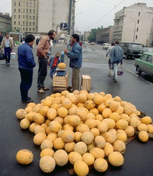 Стихийная торговля дынями, Москва