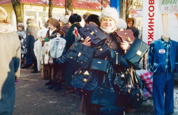 Женщина на рынке в Лужниках в Москве