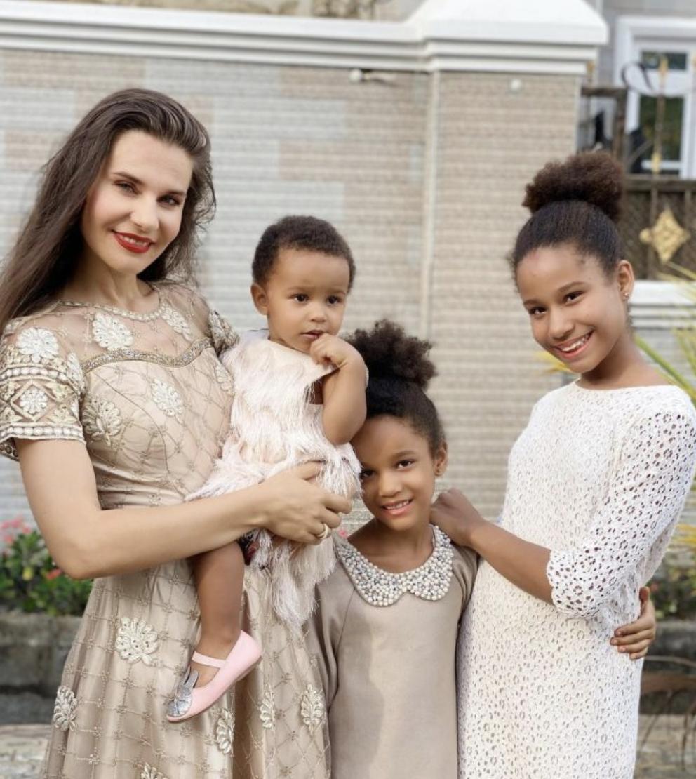 Елена из Беларуси уехала в Нигерию и родила 4 дочек от африканца