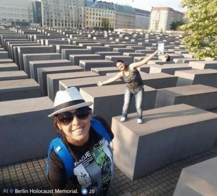 Израильский художник показал туристам, как аморальны и неуважительны их селфи возле мемориала Холокоста