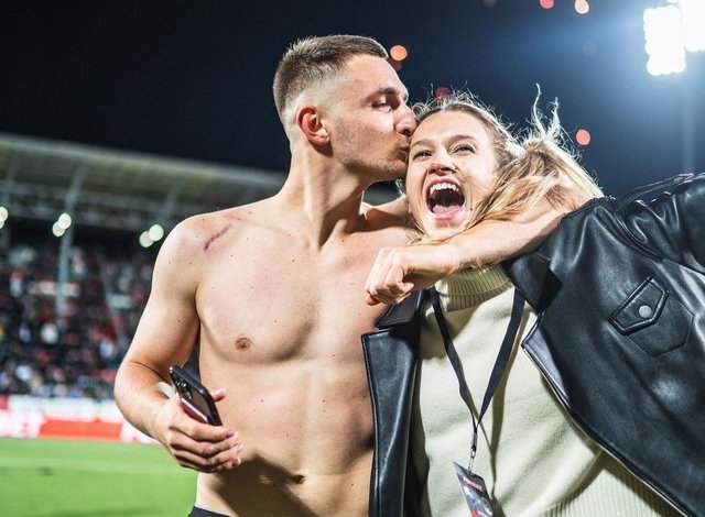 Михаил Литвин сделал предложение своей девушке Юлии Бичан на футбольном поле