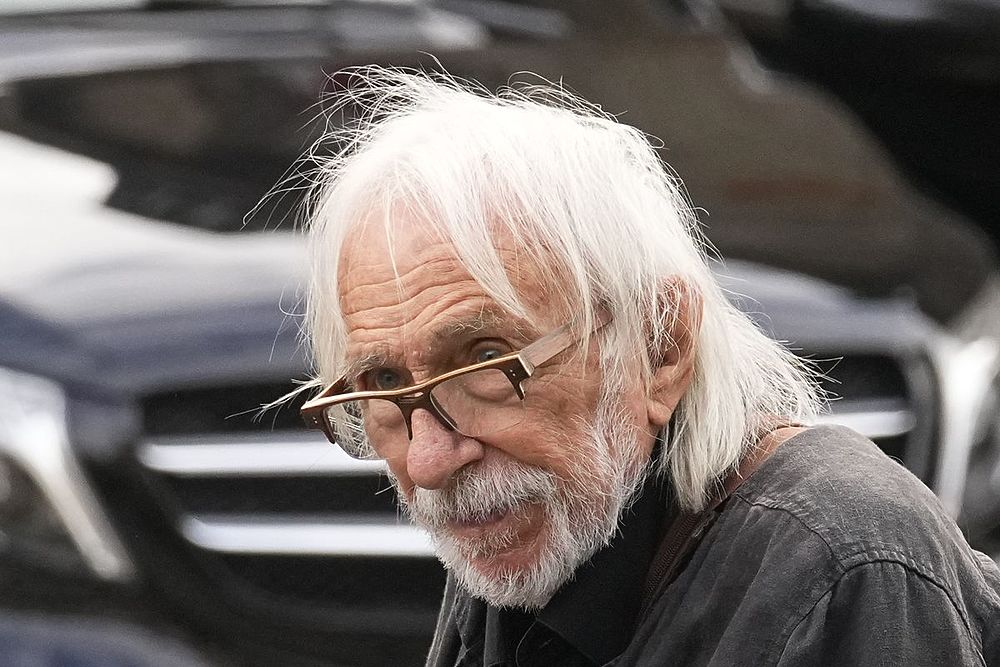 Папарацци сфотографировали 87-летнего Пьера Ришара на костылях. Старенький дедушка