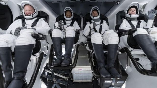 Первый гражданский экипаж отправился в космос на корабле Crew Dragon
