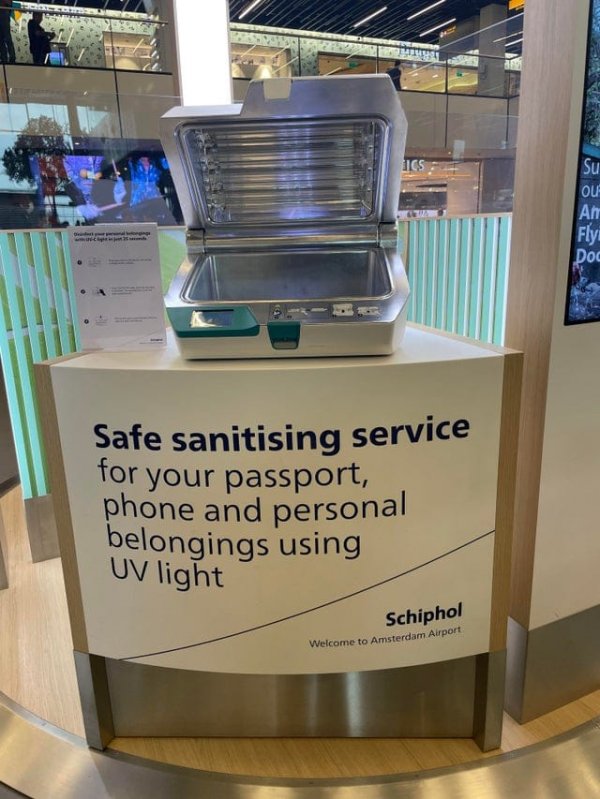 В этом аэропорту есть санитайзер для телефона и паспорта