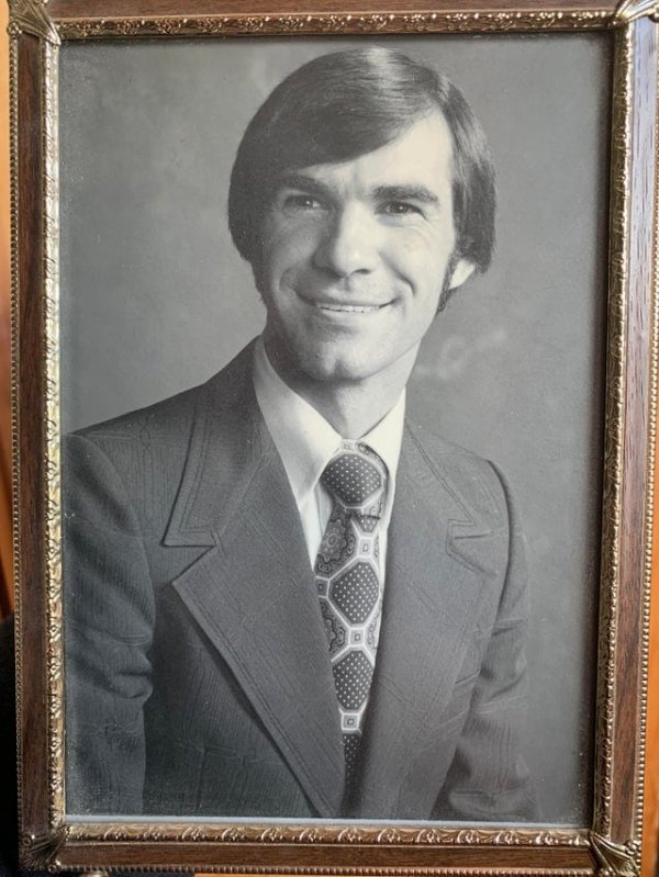 Мой отец выглядел как бизнесмен в преддверии кризиса среднего возраста… когда ему было 17 лет