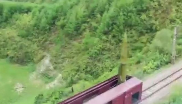 Северная Корея демонстрирует мощь своей армии с помощью ракетного комплекса, запускающего снаряды прямо из вагона поезда