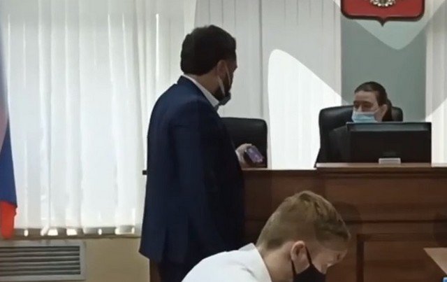 Видео дня: в Чкаловском суде Екатеринбурга слушают Монеточку и Стаса Костюшкина