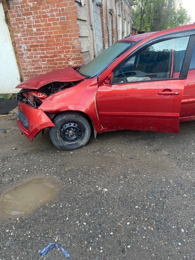 В Перми пьяная автоледи врезалась в здание и уснула в машине