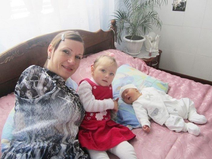 Как сложилась судьба украинской девушки, которая без рук, одна воспитывает двух детей