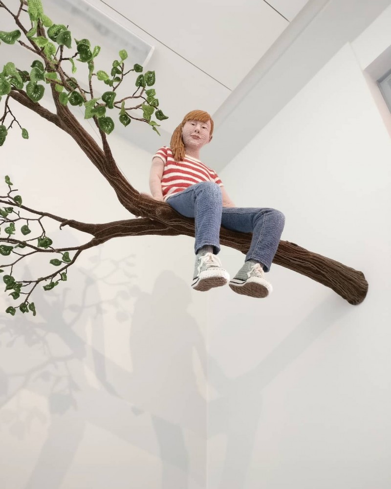 14 удивительных работ художницы из Финляндии, которая вяжет людей и даже целые комнаты