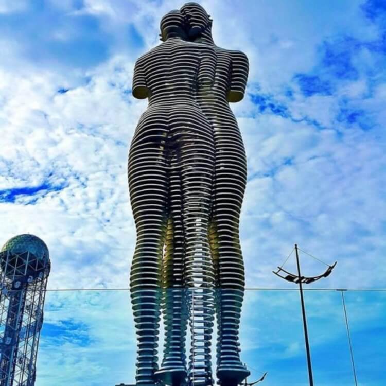 Эти огромные 8-метровые статуи мужчины и женщины ежедневно проезжают друг через друга, символизируя утраченную любовь