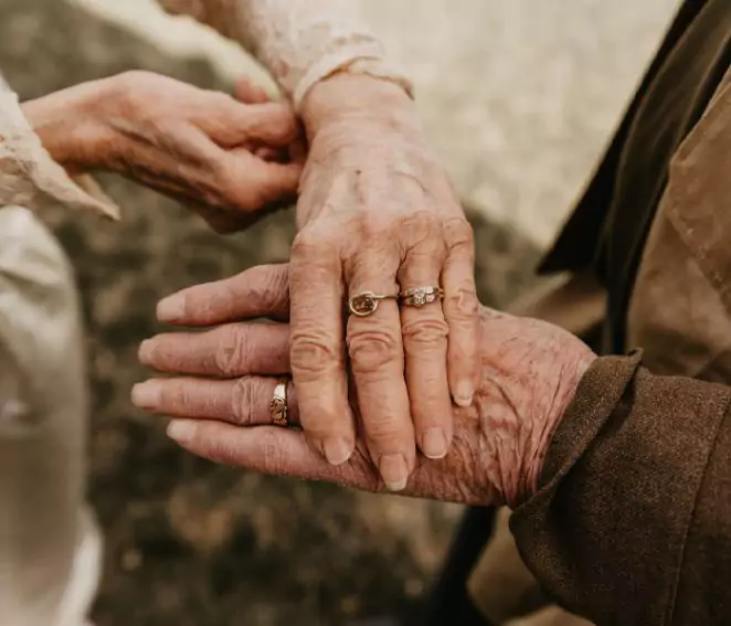 86-летняя старушка отпраздновала 70-летие брака в своем свадебном платье