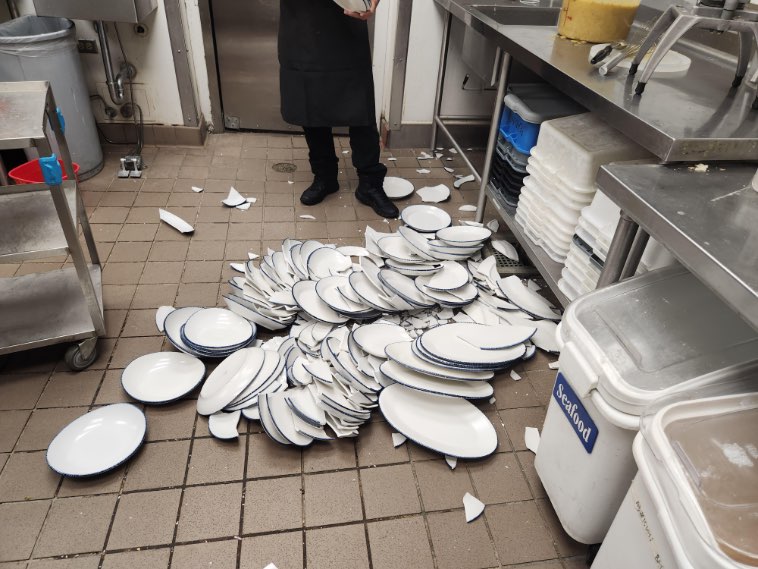 16 фото от работников кухни, которые покажут, что у них там происходит, пока посетители веселятся в зале ресторана