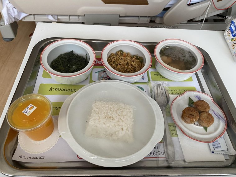 17 снимков еды, которую заботливый персонал принес пациентам больниц в разных странах мира