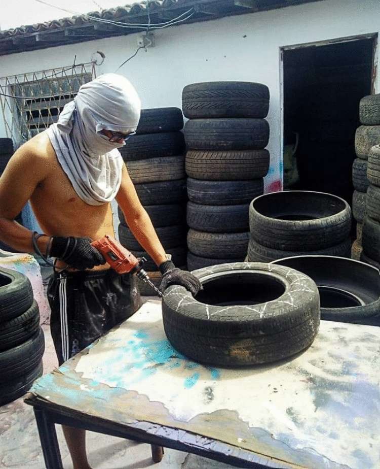 Бразилец делаем из старых шины уютные лежанки для домашних животных