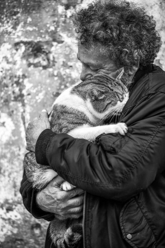 Итальянский фотограф фотографирует мужчин с их котами, и эти снимки заставят ваше сердце замурчать
