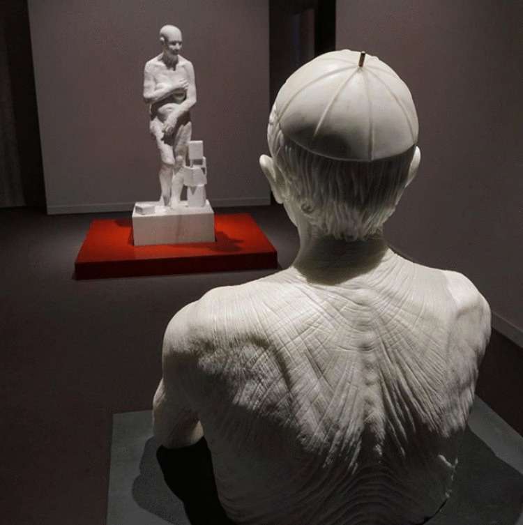 В руках итальянского скульптора мрамор оживает, поэтому молодого итальянца прозвали Микеланджело